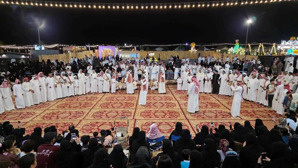 عروض الفلكلور الشعبي في الجبيل الصناعية تجذب الزوار وتُبرز أصالة التراث السعودي