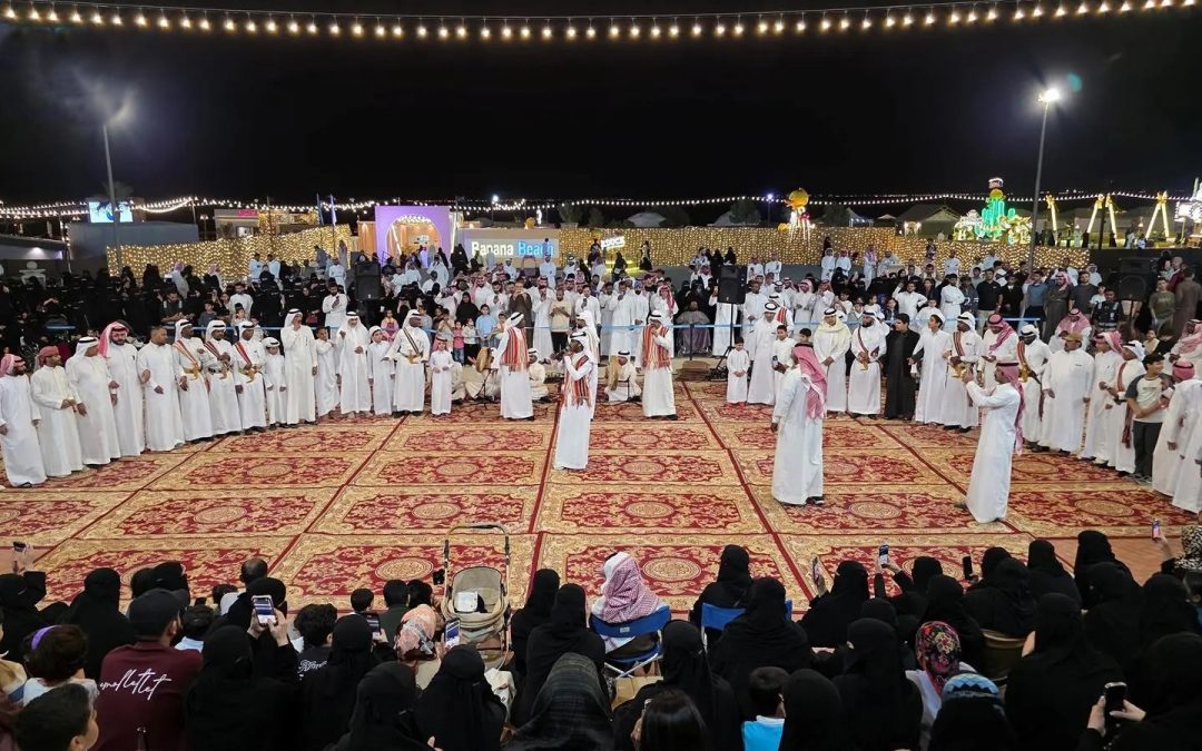 عروض الفلكلور الشعبي في الجبيل الصناعية تجذب الزوار وتُبرز أصالة التراث السعودي
