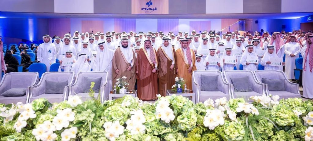 أمير القصيم يكرّم أكثر من 100 طالب متميز ويطّلع على مشروع توسعة تعليمية بقيمة 100 مليون ريال