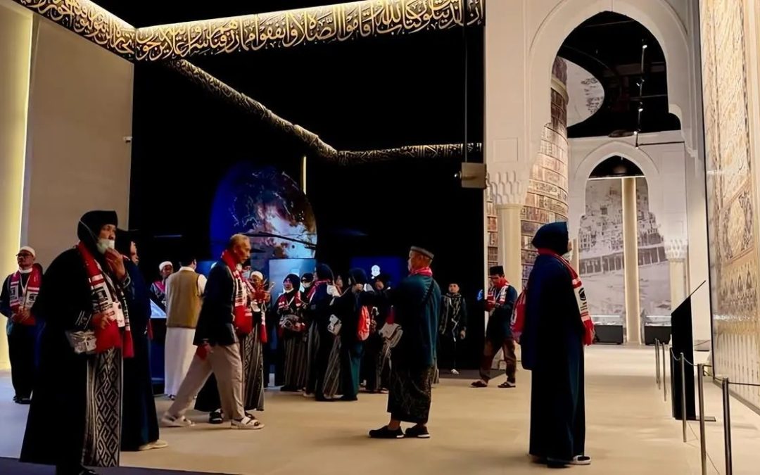 حي حراء الثقافي بمكة يستقبل وفود ضيوف الرحمن في رحلة معرفية تستحضر تاريخ الوحي والسيرة النبوية