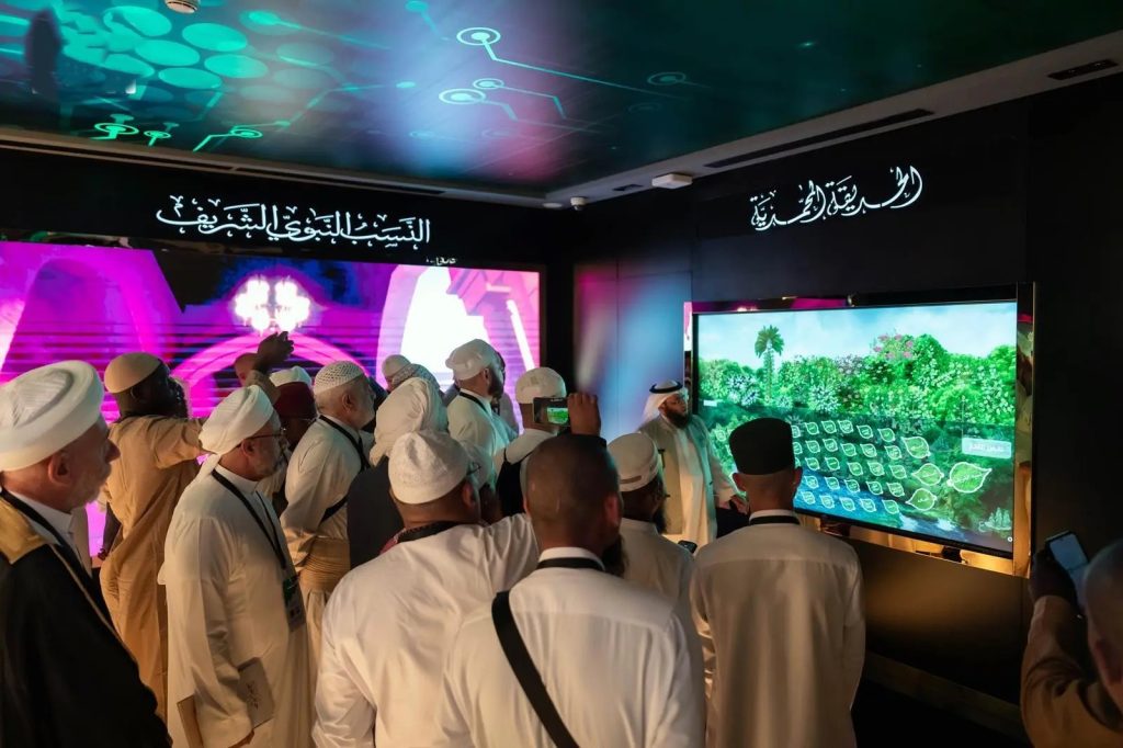 ضيوف برنامج خادم الحرمين الشريفين يطّلعون على السيرة النبوية والحضارة الإسلامية في المدينة المنورة