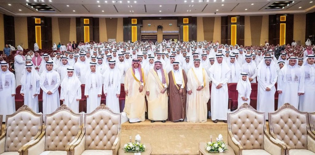 أمير القصيم يكرّم الفائزين بجائزة التفوق العلمي في الرس ويشيد بدعم المبادرات التعليمية