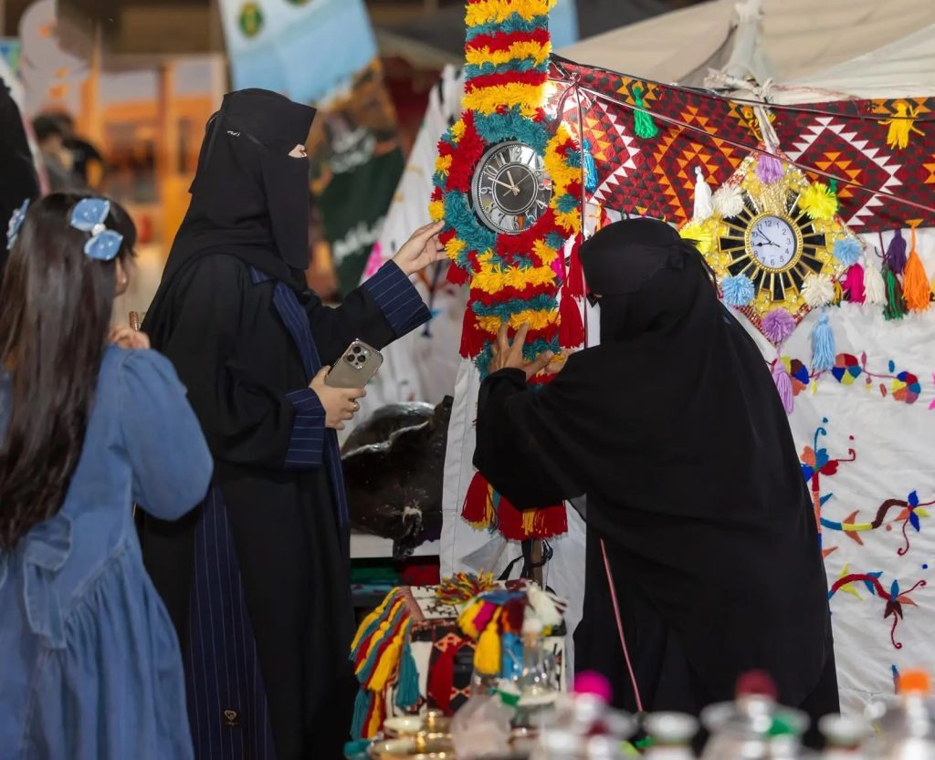 الأركان التراثية في سوق المزارعين بالعويقيلة تجذب الزوار وتُبرز الهوية الثقافية للحدود الشمالية