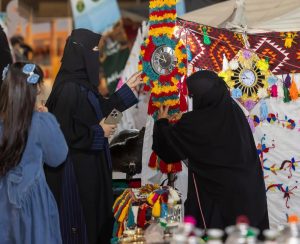 الأركان التراثية في سوق المزارعين بالعويقيلة تجذب الزوار وتُبرز الهوية الثقافية للحدود الشمالية