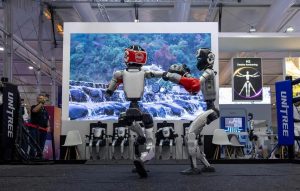 روبوتات ذكية تخطف الأنظار في «ليب 2026».. من العروض الرياضية إلى المهام اليومية