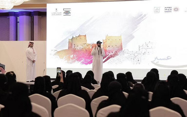 معرض "ألوان عسير" يفتتح بمشاركة 145 فنانًا وفنانةً من هواة الفنون البصرية