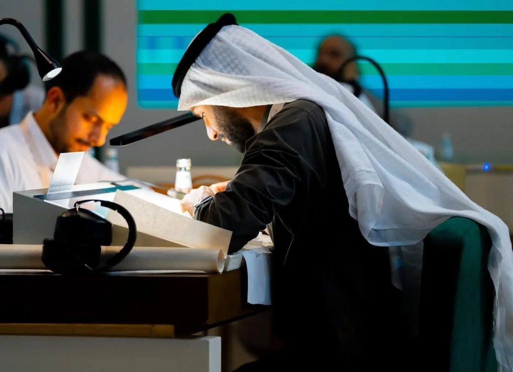 15 خطاطًا يتنافسون على إحياء فن الخط العربي في مسابقة عالمية بجدة