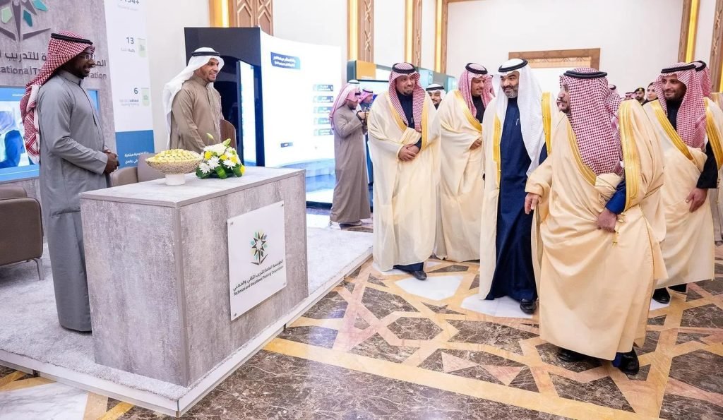 أمير القصيم يشيد بتوطين 80% من وظائف تقنية المعلومات خلال ملتقى تعهيد الأعمال