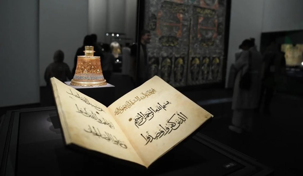 بينالي الفنون الإسلامية 2025: رحلة ثقافية ثرية تستكشف الفن والهوية والتعبير الإبداعي