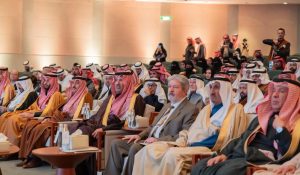 الأمير فيصل بن سلمان يرعى ندوة مئوية ’ملوك العرب‘ ويكرّم أسرة الريحاني في معرض تاريخي مميز