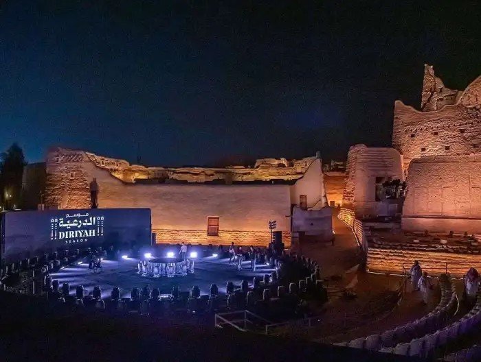 "خيال السوق" في موسم الدرعية.. عروض مبهرة وتجربة ثقافية متكاملة