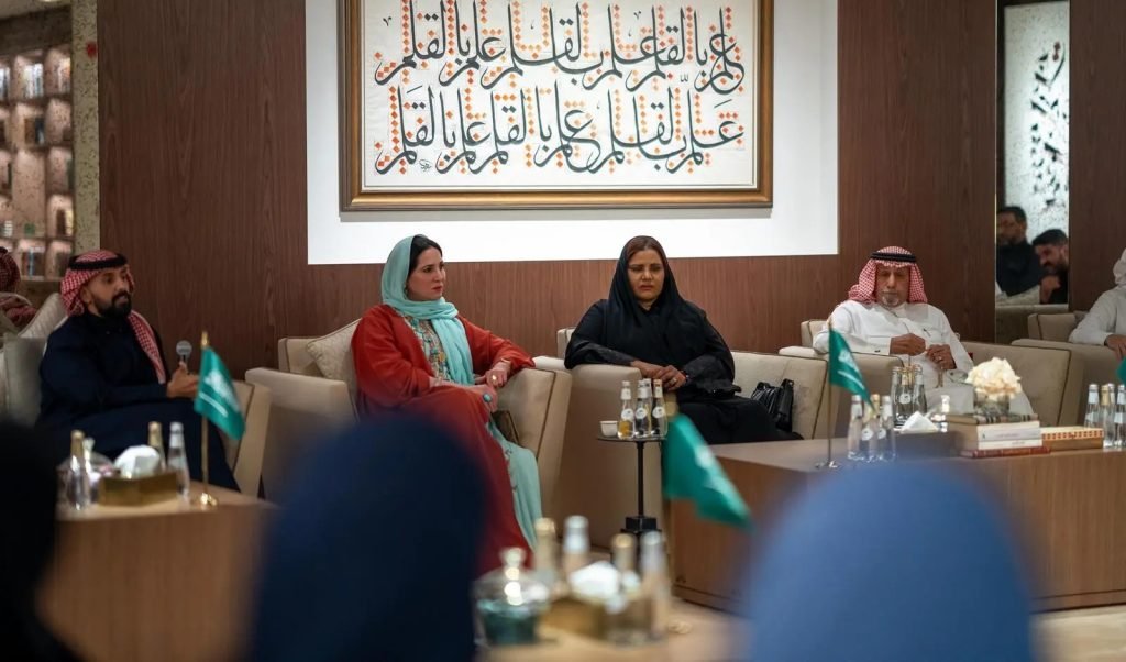 "ديوانية القلم الذهبي" تستعرض نجاحات المسرح الجماهيري ودوره في إثراء المشهد الثقافي