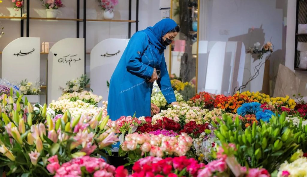أريج الورود يملأ أسواق تبوك احتفالًا بعيد الفطر