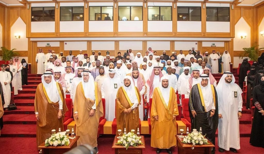وزير الشؤون الإسلامية يرعى تخريج أول دفعة من برنامج 'زمالة الوسطية والاعتدال' بمشاركة 40 دولة وجهود ريادية في نشر قيم التسامح