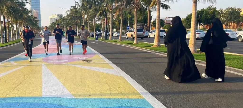 هدير الفورمولا 1 يشعل حماس زوار جدة في كورنيش روشن.. ترفيه رياضي في قلب المدينة