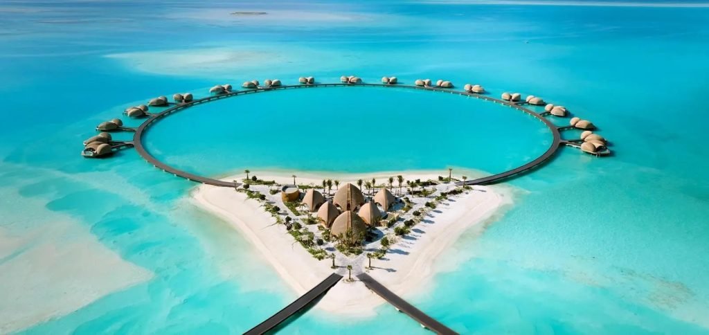 جزيرة "أمهات" على ساحل البحر الأحمر.. وجهة فاخرة تنبض بالجمال الطبيعي وتجارب الاستدامة العالمية
