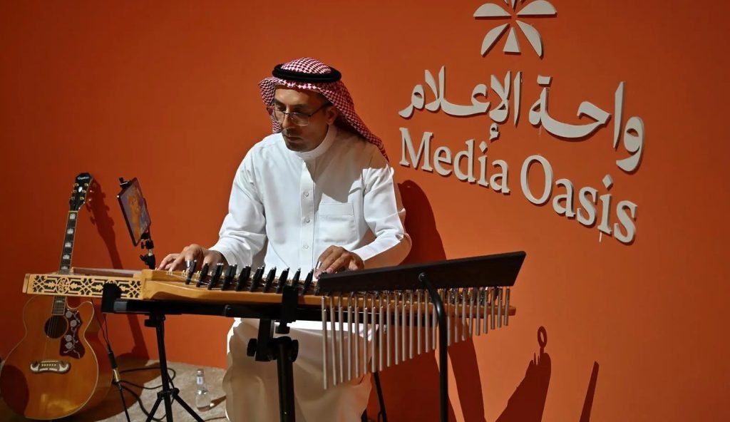 العود يتصدّر "واحة الإعلام" بالرياض.. الموسيقى السعودية تروي حكاية هوية ثقافية عالمية