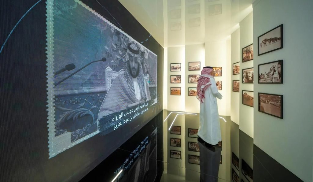 "من مشقة إلى يسر وطمأنينة".. معرض يوثق تحولات وسائل نقل الحجاج من القوافل إلى التقنيات الذكية في جدة