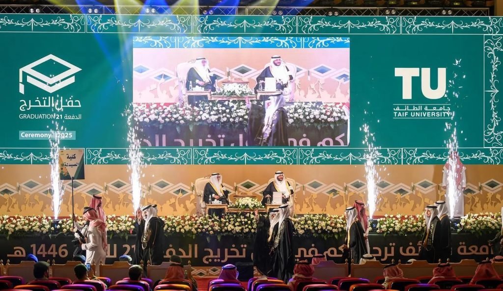 محافظ الطائف يرعى حفل تخريج 10,808 طالبًا وطالبة من جامعة الطائف في دفعتها الـ21