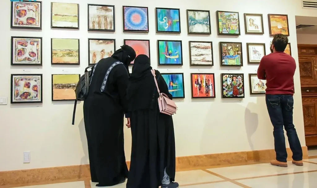 🎨 أكثر من 700 عمل فني في معرض "احتمالات للفن لا تنتهي" بجمعية فنون الدمام.. احتفاء بالتنوع البصري وثقافة الاقتناء