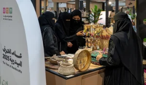 "عام الحِرف اليدوية 2025" يُعيد إحياء تراث النخيل في موسم التمور بالدرعية بمشاركة 8 حرفيين سعوديين