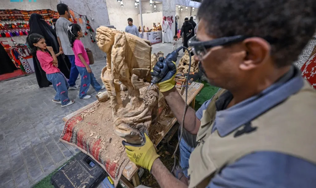 فن النحت على الخشب يُبهر زوار مهرجان "بيت حائل 2025" ويُعيد إحياء الحِرف التراثية الأصيلة