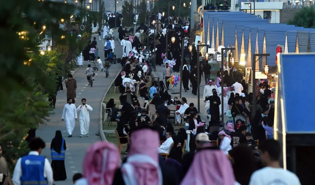 "ممشى الضباب في النماص.. تجربة سياحية جبلية تأسر الزوار في قلب عسير"