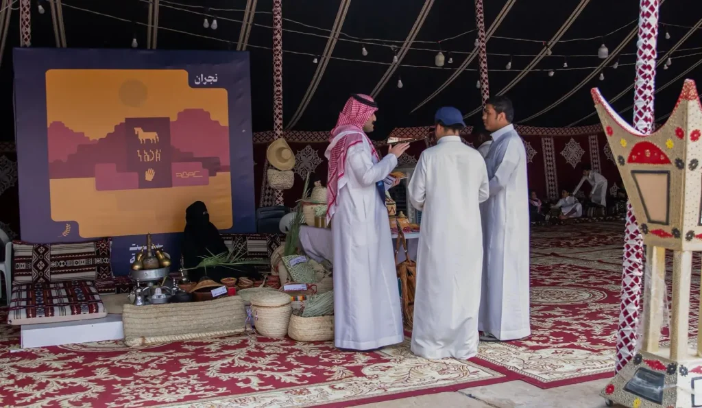 🏛️ بيت الثقافة بنجران يقدّم تجربة تراثية إبداعية ضمن فعاليات "الخيمة النجرانية" في مهرجان "صيفنا هايل 2025"
