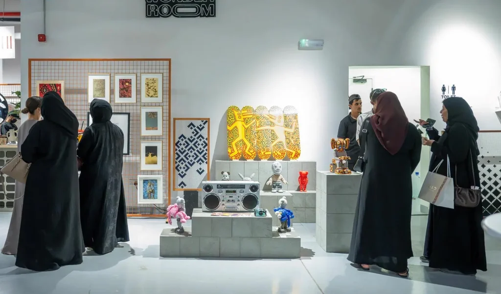 🎨 لوحات عالمية تزيّن حي جاكس بالدرعية.. معرض بصري يُثري المشهد الفني ضمن فعاليات الموسم الصيفي