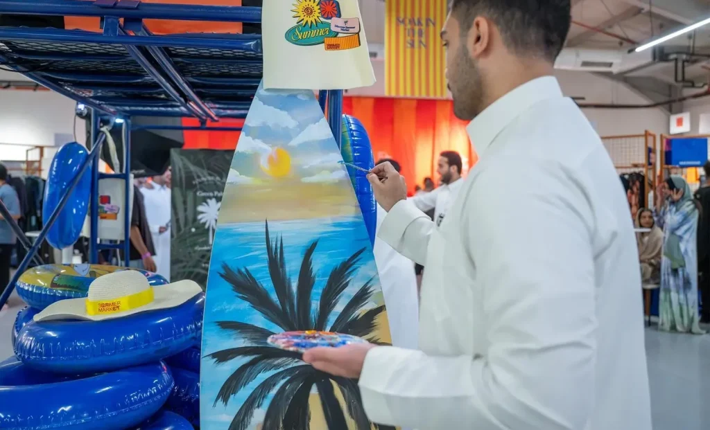 🎨 "عرض رسم حي" في حي جاكس بالدرعية يستقطب الزوّار ويقرّب الفن التشكيلي من المجتمع