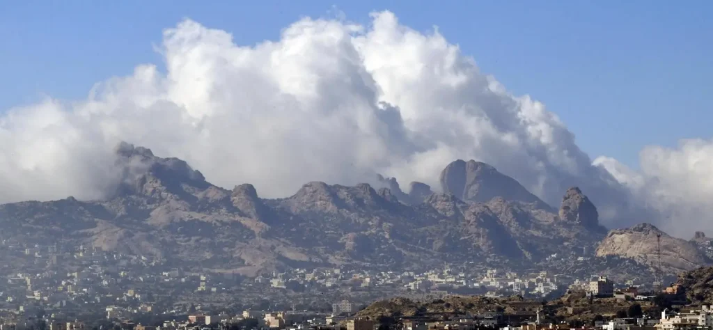 جبال تنومة.. ثروة جيولوجية وسياحية تزخر بجمال الطبيعة وتاريخ طريق الحاج اليمني