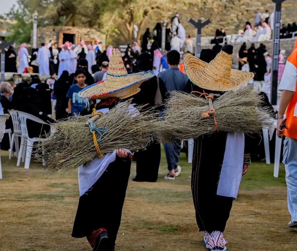فعالية "أعمال الأمهات قديمًا" في مهرجان الأطاولة الثامن تُحيي ذاكرة الريف وتشد انتباه الزوار في الباحة