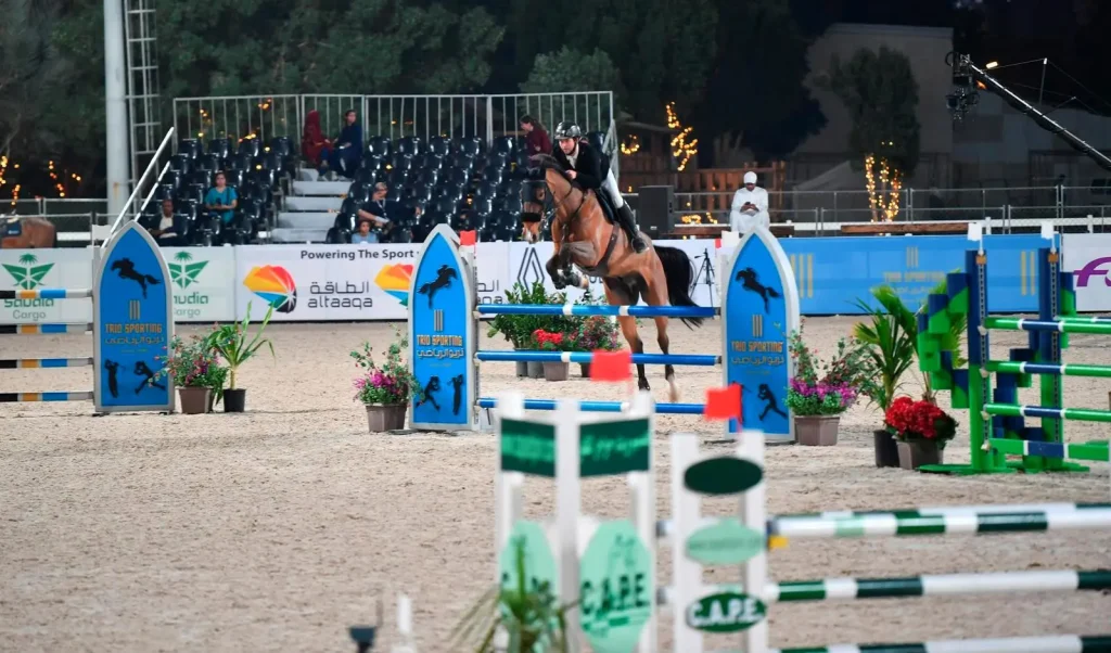 مرابط الخيول على شواطئ جدة.. تجربة سياحية فريدة تجمع الفروسية بالترفيه