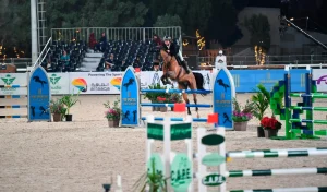 مرابط الخيول على شواطئ جدة.. تجربة سياحية فريدة تجمع الفروسية بالترفيه