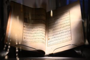 جناح الفن الإسلامي بمتاحف دار الفنون الإسلامية في جدة يبرز جماليات الخط العربي وروح الإبداع الإسلامي