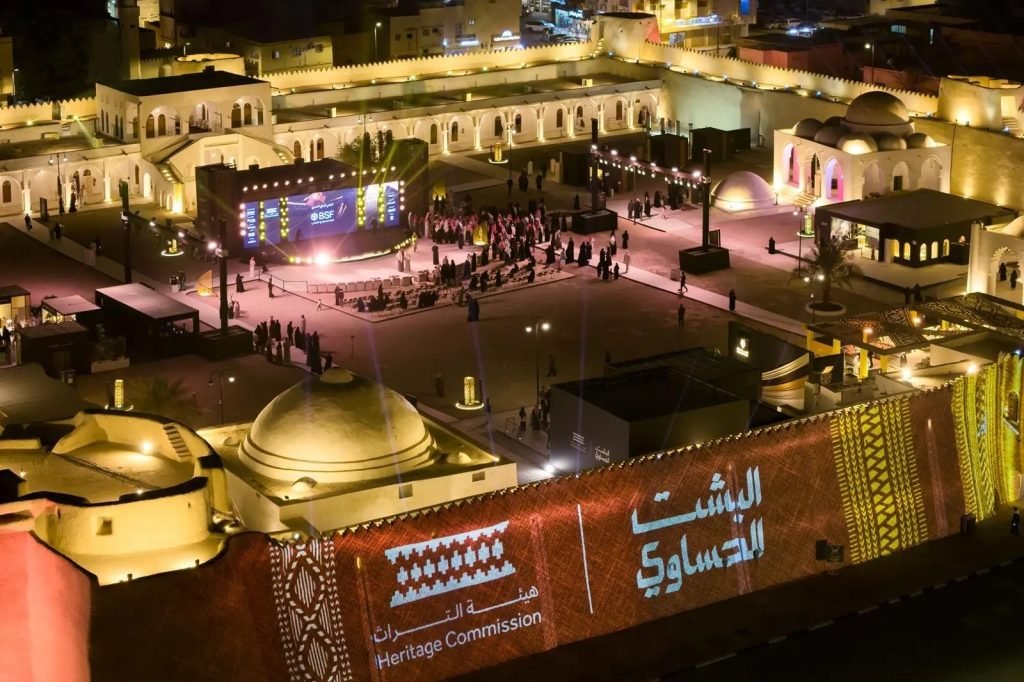 مهرجان البشت الحساوي يخطف الأنظار ويجذب آلاف الزوّار في الأحساء