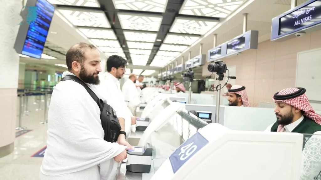 جوازات مطار الملك عبدالعزيز بجدة تستقبل أولى رحلات المعتمرين في رمضان 1447هـ
