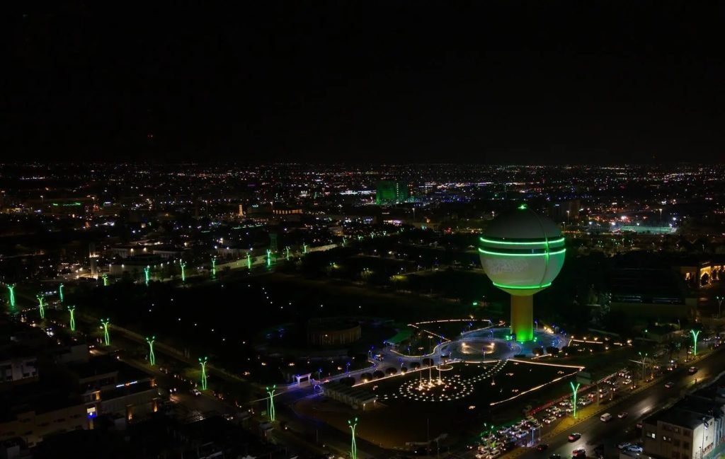 برج بريدة يضيء باللون الأخضر احتفاءً بيوم العلم السعودي