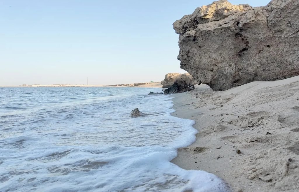 شاطئ الشعيبة جنوب جدة.. وجهة سياحية تجمع بين الطبيعة البحرية والتاريخ