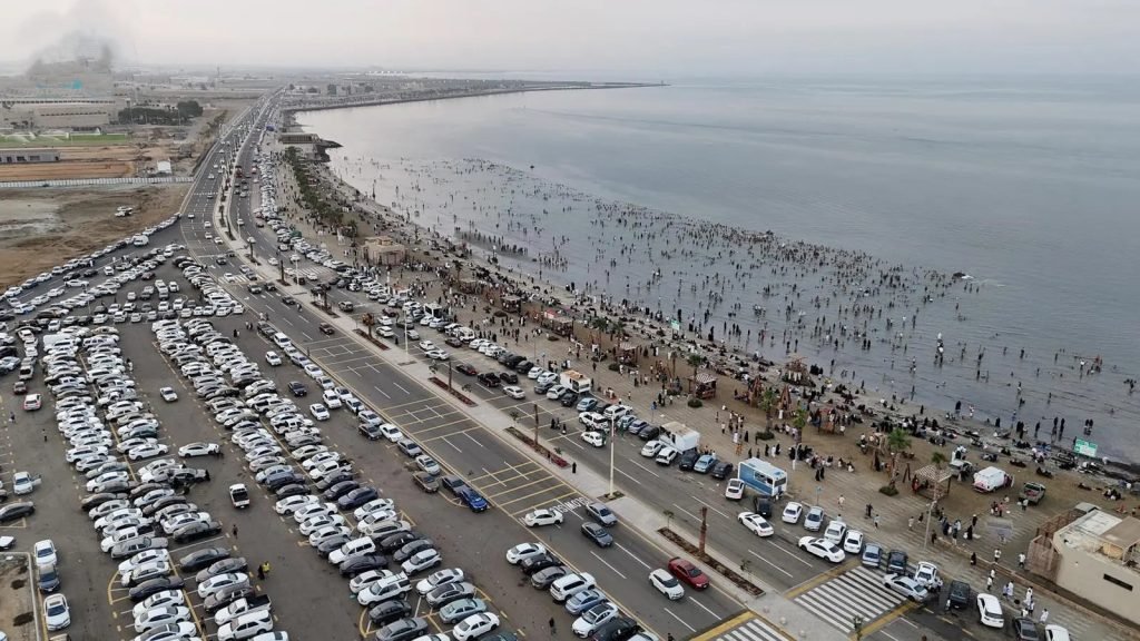 شاطئ السباحة في جازان يستقبل أعدادًا كبيرة من الزوار خلال عيد الفطر