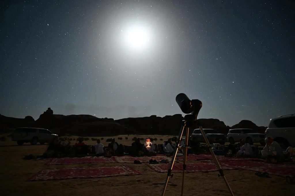 فريق منارة العُلا ينظم أمسية فلكية لرصد شهب القيثاريات وتعزيز السياحة الفلكية للأهالي والزوار