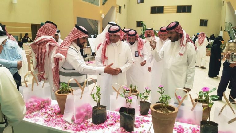 مكتب البيئة بالطائف يعرّف الزوار بمبادرات التشجير والاستدامة خلال معرض بيئي تعليمي