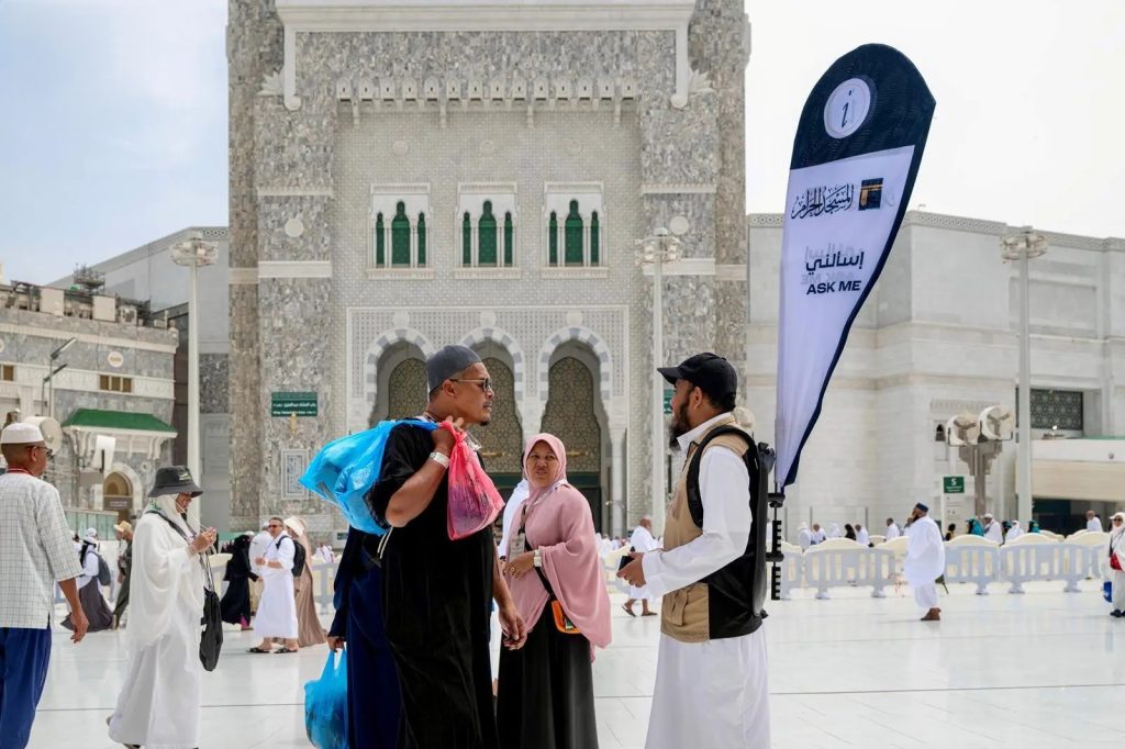منظومة إرشاد ذكية وفرق راجلة لدعم تنقل ضيوف الرحمن داخل المسجد الحرام