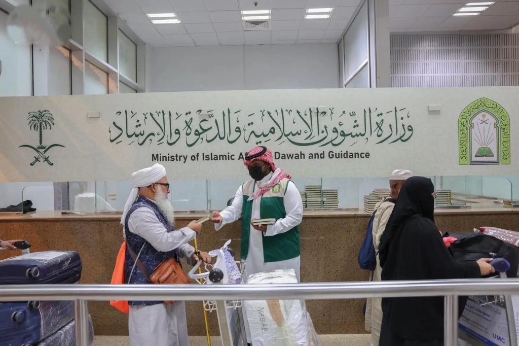 توزيع أكثر من 153 ألف نسخة من هدية خادم الحرمين للحجاج المغادرين عبر مطار جدة