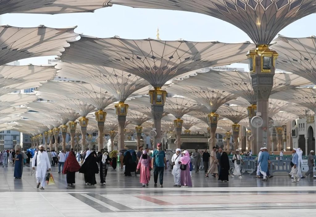 المدينة المنورة تودّع الحجاج وتستقبل المعتمرين وسط منظومة خدمات متكاملة لموسم العمرة 1447هـ