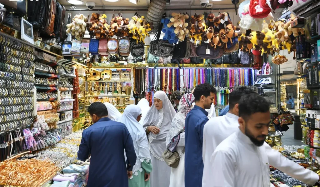ضيوف الرحمن ينعشون أسواق المدينة المنورة بعد الحج وسط إقبال كبير على التمور والهدايا التذكارية