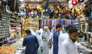 ضيوف الرحمن ينعشون أسواق المدينة المنورة بعد الحج وسط إقبال كبير على التمور والهدايا التذكارية