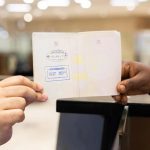 الجوازات تطلق ختمًا خاصًا بمؤتمر «موني 20/20 الشرق الأوسط 2026» في ثلاثة مطارات سعودية