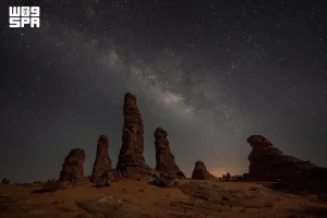 سماء مرصعة بالنجوم فوق التكوينات الصخرية في العلا
