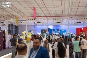 زوار يتجولون بين أجنحة قمة الإبداع في حي جاكس بالدرعية